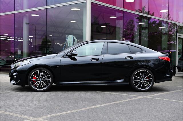 BMW 2-SERIE Gran Coupé 220i High Executive M Sport Automaat / Panoramadak / Adaptieve LED / Head-Up / Sportstoelen / Stuurverwarming / Live Cockpit Professional