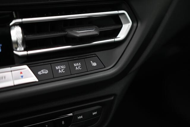 BMW 2-SERIE Gran Coupé 220i High Executive M Sport Automaat / Panoramadak / Adaptieve LED / Head-Up / Sportstoelen / Stuurverwarming / Live Cockpit Professional