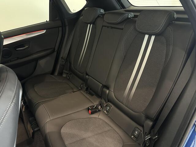 BMW 2-SERIE Active Tourer 218i High Executive | M Sport | Panoramadak | Trekhaak afneembaar | Parkeersensoren voor, achter en achteruitrijcamera