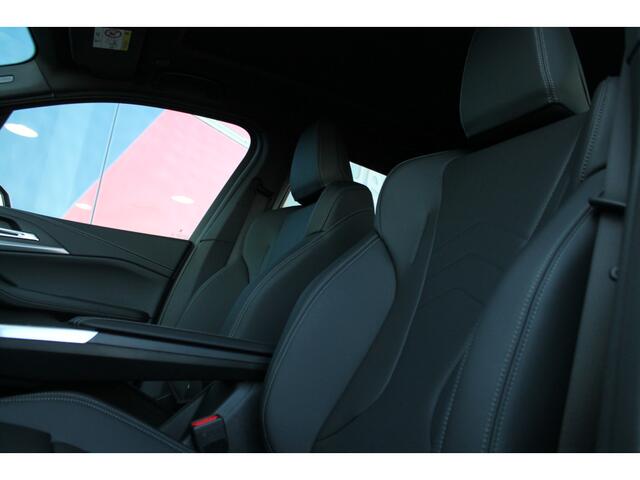 BMW 2-SERIE Active Tourer 225e xDrive High Executive M Sport Automaat / Panoramadak / Trekhaak / Sportstoelen / Adaptieve LED / M Adaptief onderstel / Head-Up / Parking Assistant Plus