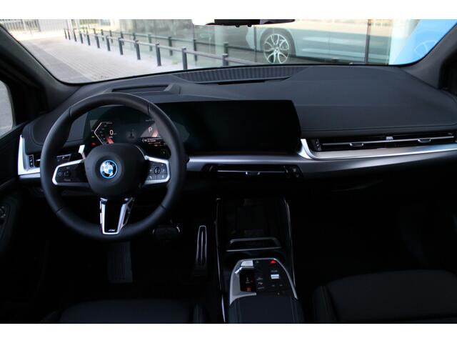 BMW 2-SERIE Active Tourer 225e xDrive High Executive M Sport Automaat / Panoramadak / Trekhaak / Sportstoelen / Adaptieve LED / M Adaptief onderstel / Head-Up / Parking Assistant Plus