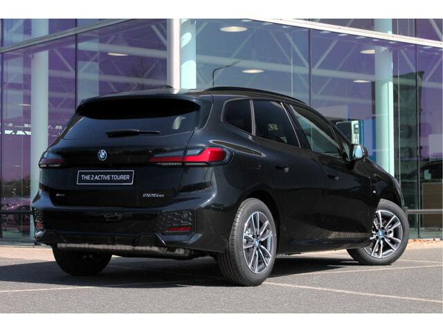 BMW 2-SERIE Active Tourer 225e xDrive High Executive M Sport Automaat / Panoramadak / Trekhaak / Sportstoelen / Adaptieve LED / M Adaptief onderstel / Head-Up / Parking Assistant Plus