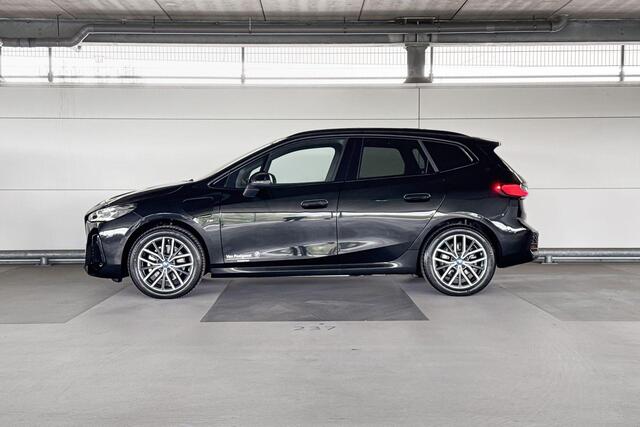 BMW 2-SERIE Active Tourer 225e xDrive | Stuurwielrand verwarmd | Glazen panoramadak