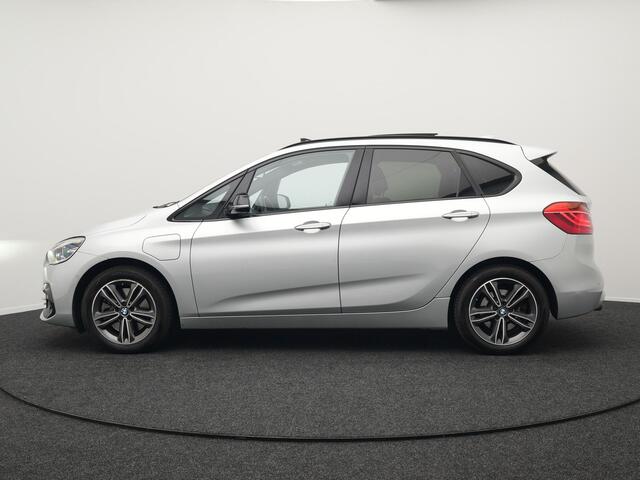 BMW 2-SERIE Active Tourer 225xe iPerformance Sportline Plug In Hybrid 225pk PHEV | Panodak | Sportstoelen Memory | Camera | Stoelverwarming | Navi Full Map | Keyless | LED |