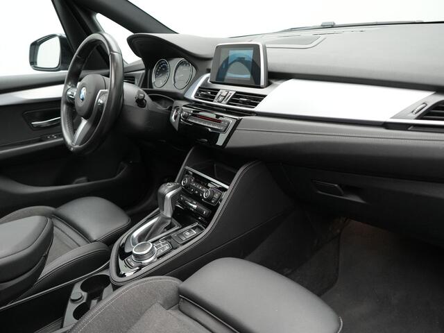 BMW 2-SERIE Active Tourer 225xe iPerformance Sportline Plug In Hybrid 225pk PHEV | Panodak | Sportstoelen Memory | Camera | Stoelverwarming | Navi Full Map | Keyless | LED |