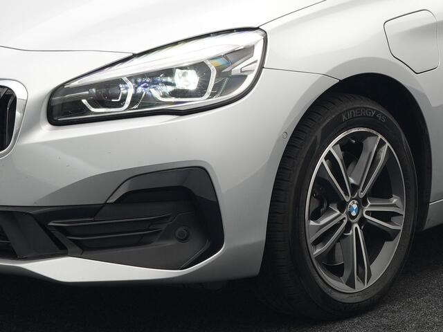 BMW 2-SERIE Active Tourer 225xe iPerformance Sportline Plug In Hybrid 225pk PHEV | Panodak | Sportstoelen Memory | Camera | Stoelverwarming | Navi Full Map | Keyless | LED |