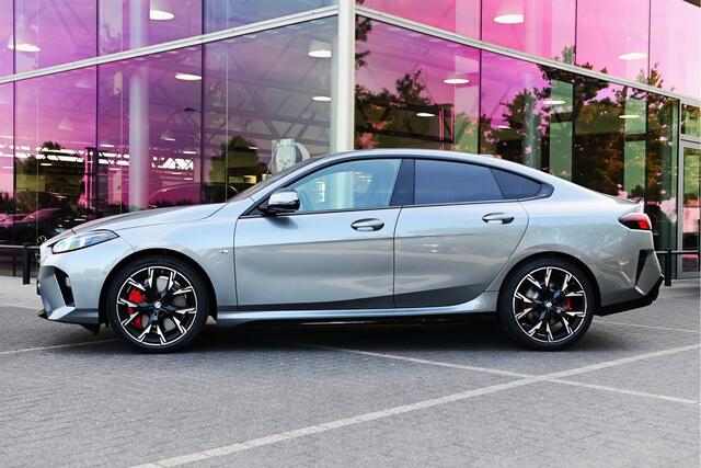 BMW 2-SERIE Gran Coupé 220 M Sport Automaat / Sportstoelen / Sportstoelen / Adaptieve LED / M Adaptief onderstel / Comfort Access / Parking Assistant