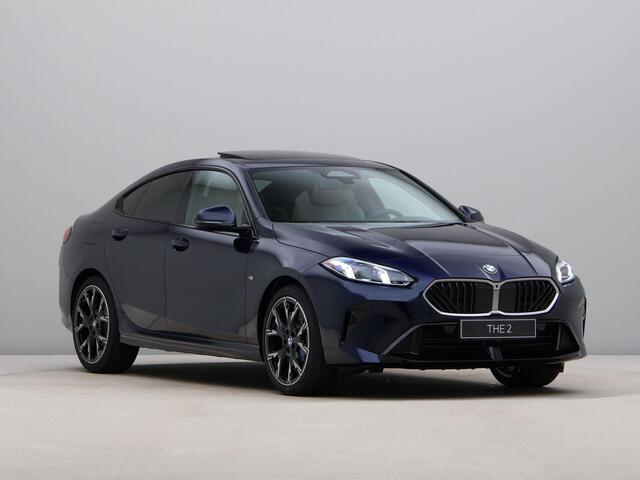 BMW 2-SERIE 220 Gran Coupé | Glazendak | 19inch | Elektrisch verstelbare stoelen | Panoramadak | Trekhaak