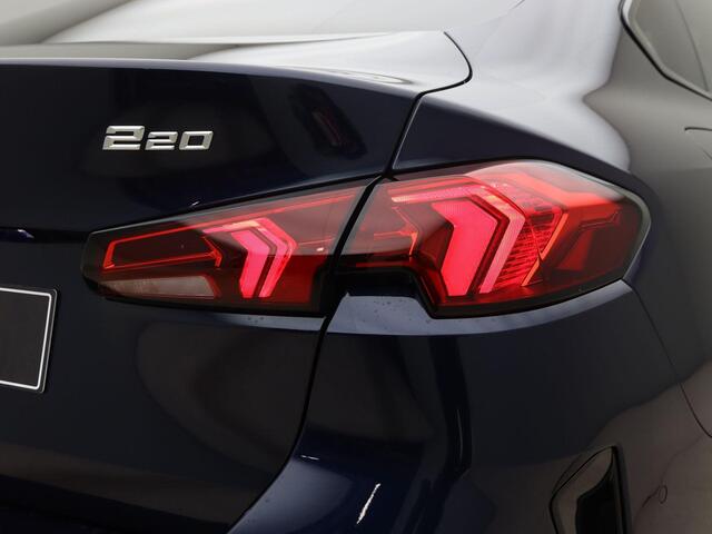 BMW 2-SERIE 220 Gran Coupé | Glazendak | 19inch | Elektrisch verstelbare stoelen | Panoramadak | Trekhaak