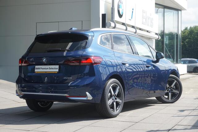 BMW 2-SERIE Active Tourer 220i / Glazen Panoramadak / Driving Assistant / Active Cruise Control / Sportstoelen voor /Trekhaak / 18 inch LMV | Easter