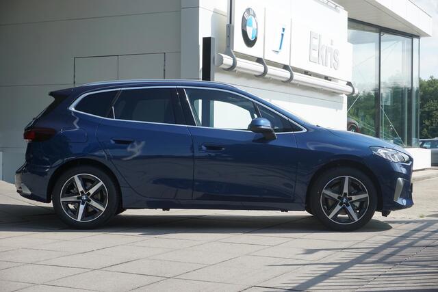 BMW 2-SERIE Active Tourer 220i / Glazen Panoramadak / Driving Assistant / Active Cruise Control / Sportstoelen voor /Trekhaak / 18 inch LMV | Easter