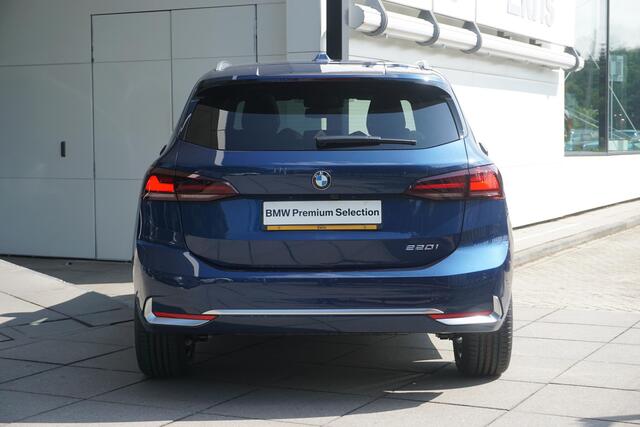 BMW 2-SERIE Active Tourer 220i / Glazen Panoramadak / Driving Assistant / Active Cruise Control / Sportstoelen voor /Trekhaak / 18 inch LMV | Easter