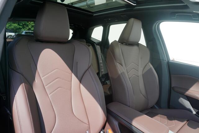 BMW 2-SERIE Active Tourer 220i / Glazen Panoramadak / Driving Assistant / Active Cruise Control / Sportstoelen voor /Trekhaak / 18 inch LMV | Easter