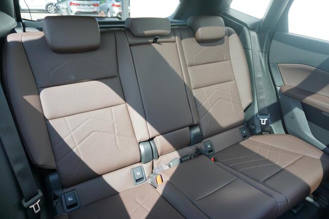 BMW 2-SERIE Active Tourer 220i / Glazen Panoramadak / Driving Assistant / Active Cruise Control / Sportstoelen voor /Trekhaak / 18 inch LMV | Easter