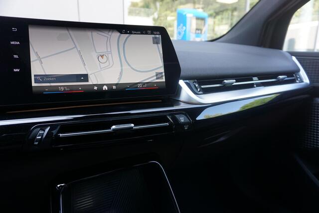 BMW 2-SERIE Active Tourer 220i / Glazen Panoramadak / Driving Assistant / Active Cruise Control / Sportstoelen voor /Trekhaak / 18 inch LMV | Easter