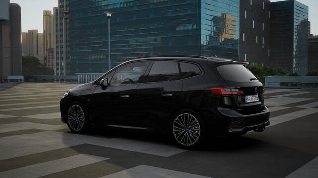 BMW 2-SERIE Active Tourer 225e xDrive High Executive M Sport Automaat / Panoramadak / Trekhaak / Sportstoelen / Adaptieve LED / M Adaptief onderstel / Parking Assistant Plus / Head-Up / Comfort Access