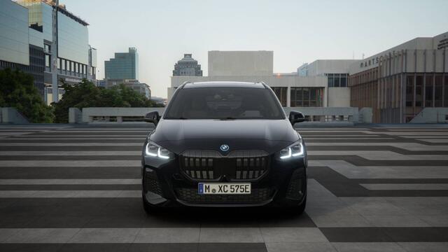 BMW 2-SERIE Active Tourer 225e xDrive High Executive M Sport Automaat / Panoramadak / Trekhaak / Sportstoelen / Adaptieve LED / M Adaptief onderstel / Parking Assistant Plus / Head-Up / Comfort Access