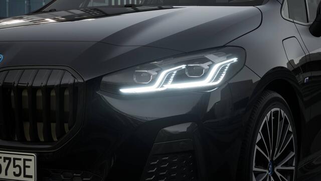 BMW 2-SERIE Active Tourer 225e xDrive High Executive M Sport Automaat / Panoramadak / Trekhaak / Sportstoelen / Adaptieve LED / M Adaptief onderstel / Parking Assistant Plus / Head-Up / Comfort Access