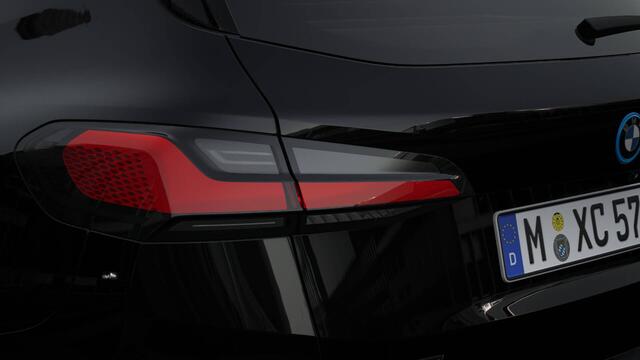 BMW 2-SERIE Active Tourer 225e xDrive High Executive M Sport Automaat / Panoramadak / Trekhaak / Sportstoelen / Adaptieve LED / M Adaptief onderstel / Parking Assistant Plus / Head-Up / Comfort Access