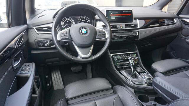 BMW 2-SERIE Active Tourer 220i 190pk Sportline High Executive Pano.Dak Leder LED Head-up 18inch LM Trekhaak A-Camera *NL auto* 70453km!