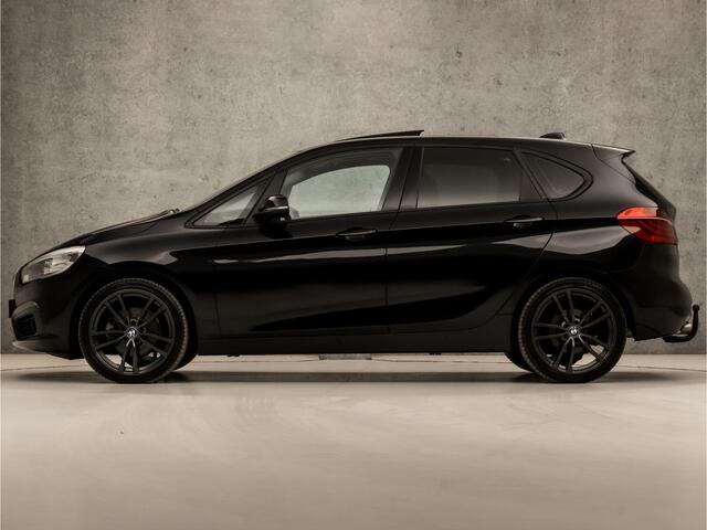 BMW 2-SERIE Active Tourer 218i Black Sportline Automaat (PANORAMADAK, NAVIGATIE, TREKHAAK, SPORTSTOELEN, STOELVERWARMING, LED KOPLAMPEN, CRUISE, NIEUWE APK, NIEUWSTAAT)