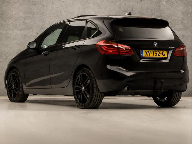BMW 2-SERIE Active Tourer 218i Black Sportline Automaat (PANORAMADAK, NAVIGATIE, TREKHAAK, SPORTSTOELEN, STOELVERWARMING, LED KOPLAMPEN, CRUISE, NIEUWE APK, NIEUWSTAAT)