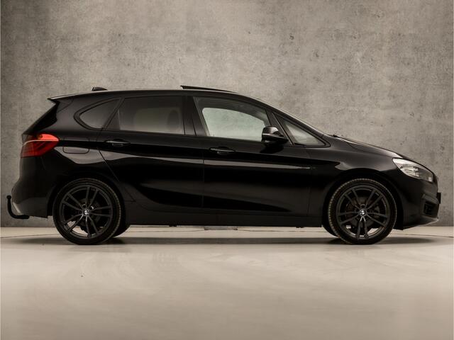 BMW 2-SERIE Active Tourer 218i Black Sportline Automaat (PANORAMADAK, NAVIGATIE, TREKHAAK, SPORTSTOELEN, STOELVERWARMING, LED KOPLAMPEN, CRUISE, NIEUWE APK, NIEUWSTAAT)
