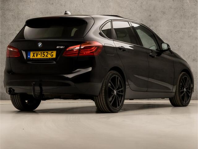 BMW 2-SERIE Active Tourer 218i Black Sportline Automaat (PANORAMADAK, NAVIGATIE, TREKHAAK, SPORTSTOELEN, STOELVERWARMING, LED KOPLAMPEN, CRUISE, NIEUWE APK, NIEUWSTAAT)