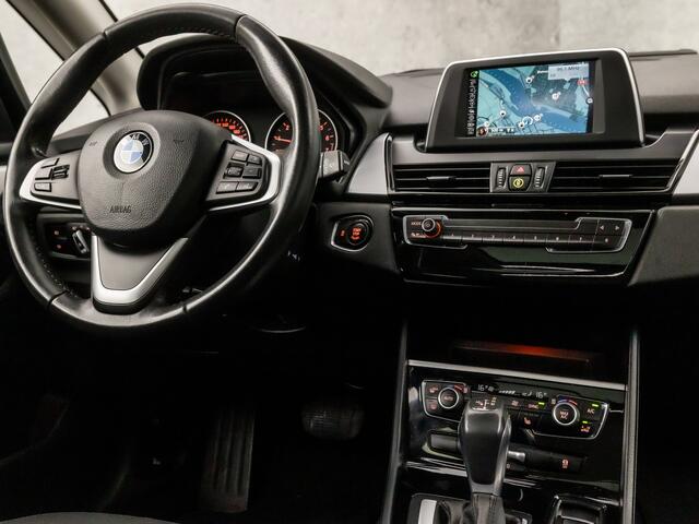 BMW 2-SERIE Active Tourer 218i Black Sportline Automaat (PANORAMADAK, NAVIGATIE, TREKHAAK, SPORTSTOELEN, STOELVERWARMING, LED KOPLAMPEN, CRUISE, NIEUWE APK, NIEUWSTAAT)