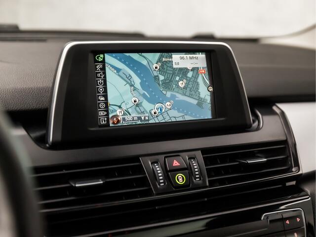 BMW 2-SERIE Active Tourer 218i Black Sportline Automaat (PANORAMADAK, NAVIGATIE, TREKHAAK, SPORTSTOELEN, STOELVERWARMING, LED KOPLAMPEN, CRUISE, NIEUWE APK, NIEUWSTAAT)
