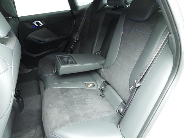 BMW 2-SERIE Gran Coupé 220 M-Sportpakket / Harman-Kardon / Getint glas / Driving assistant plus / Alu wielen 19 inch