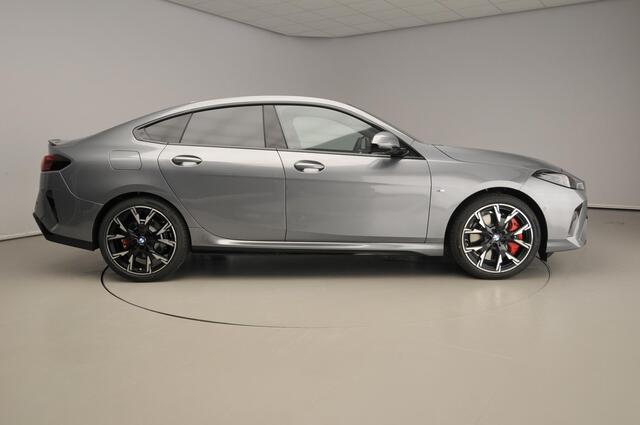 BMW 2-SERIE Gran Coupé 220 M-Sportpakket / Driving assistant / Getint glas / Key-less / Park assist / Alu wielen 19 inch