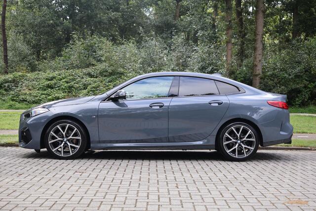 BMW 2-SERIE Gran Coupé High Executive M-Sportpakket, Afneembare Trekhaak, Stuurwielverwarming, Sportstoelen, Harman Kardon, Parkeerhulpsysteem, Comfortpakket, DAB, Stoelverwarming, Shadowline, M-Sportbesturing, Inklapbare Spiegels, etc.