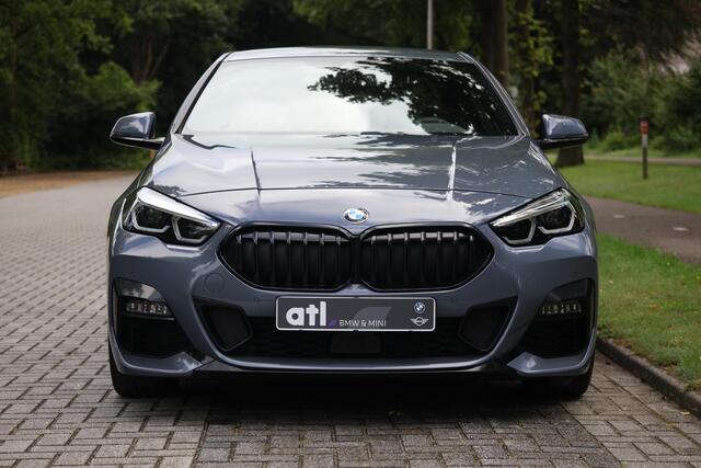 BMW 2-SERIE Gran Coupé High Executive M-Sportpakket, Afneembare Trekhaak, Stuurwielverwarming, Sportstoelen, Harman Kardon, Parkeerhulpsysteem, Comfortpakket, DAB, Stoelverwarming, Shadowline, M-Sportbesturing, Inklapbare Spiegels, etc.