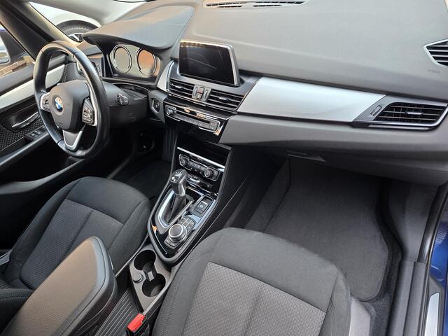 BMW 2-SERIE Active Tourer 225xe iPerformance /Apple Carplay/Parkeersens.V+A+CAM./Elektr. klep/Stoelverw./Cruise&Clima Contr.//Lendesteunen/17''LMV/(MET GARANTIE*)