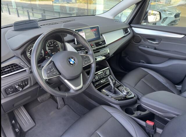 BMW 2-SERIE Active Tourer 220i High Executive Luxury Line Automaat / Achteruitrijcamera / Comfort Access / Head-Up / LED / Stoelverwarming