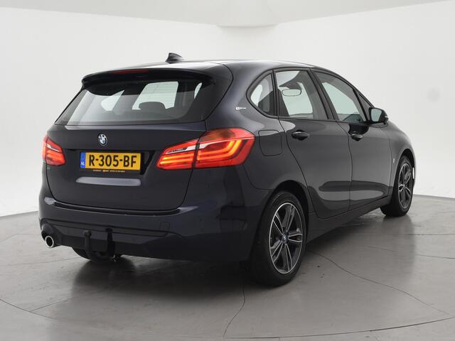BMW 2-SERIE Active Tourer 225xe 224 PK XDRIVE PLUG-IN HYBRID + STOELVERWARMING / AFN. TREKHAAK / NAVIGATIE