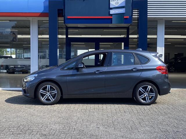 BMW 2-SERIE Active Tourer 218i High Executive / Automaat / NL-Auto / 92.000 Km / 1e-Eigenaar / Dealer-Onderhouden / Vol-Leder / Stoelverwarming / Adaptieve Cruise-Control / Harman-Kardon / Head-Up Display / Extra winterset lichtmetaal / LED / DAB / Navi / Camera / E-