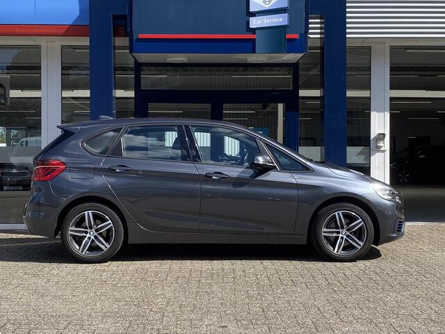 BMW 2-SERIE Active Tourer 218i High Executive / Automaat / NL-Auto / 92.000 Km / 1e-Eigenaar / Dealer-Onderhouden / Vol-Leder / Stoelverwarming / Adaptieve Cruise-Control / Harman-Kardon / Head-Up Display / Extra winterset lichtmetaal / LED / DAB / Navi / Camera / E-