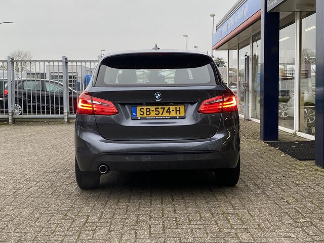 BMW 2-SERIE Active Tourer 218i High Executive / Automaat / NL-Auto / 92.000 Km / 1e-Eigenaar / Dealer-Onderhouden / Vol-Leder / Stoelverwarming / Adaptieve Cruise-Control / Harman-Kardon / Head-Up Display / Extra winterset lichtmetaal / LED / DAB / Navi / Camera / E-