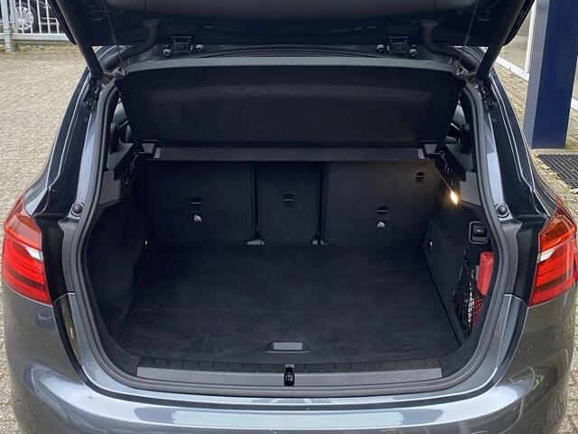 BMW 2-SERIE Active Tourer 218i High Executive / Automaat / NL-Auto / 92.000 Km / 1e-Eigenaar / Dealer-Onderhouden / Vol-Leder / Stoelverwarming / Adaptieve Cruise-Control / Harman-Kardon / Head-Up Display / Extra winterset lichtmetaal / LED / DAB / Navi / Camera / E-