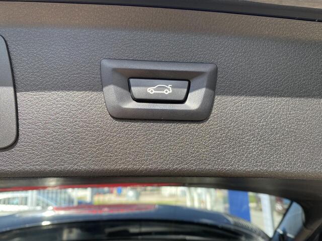 BMW 2-SERIE Active Tourer 218i High Executive / Automaat / NL-Auto / 92.000 Km / 1e-Eigenaar / Dealer-Onderhouden / Vol-Leder / Stoelverwarming / Adaptieve Cruise-Control / Harman-Kardon / Head-Up Display / Extra winterset lichtmetaal / LED / DAB / Navi / Camera / E-