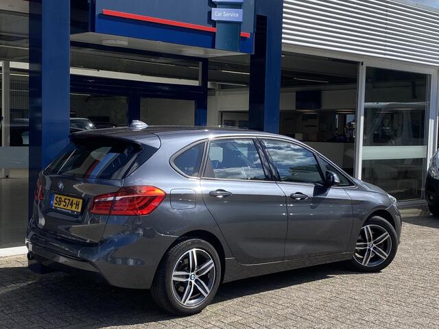 BMW 2-SERIE Active Tourer 218i High Executive / Automaat / NL-Auto / 92.000 Km / 1e-Eigenaar / Dealer-Onderhouden / Vol-Leder / Stoelverwarming / Adaptieve Cruise-Control / Harman-Kardon / Head-Up Display / Extra winterset lichtmetaal / LED / DAB / Navi / Camera / E-