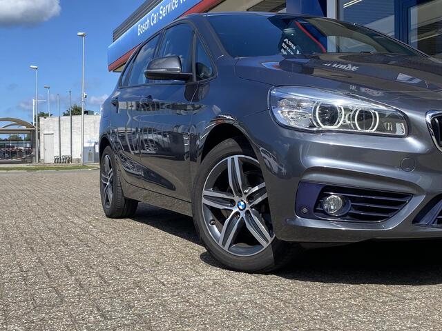 BMW 2-SERIE Active Tourer 218i High Executive / Automaat / NL-Auto / 92.000 Km / 1e-Eigenaar / Dealer-Onderhouden / Vol-Leder / Stoelverwarming / Adaptieve Cruise-Control / Harman-Kardon / Head-Up Display / Extra winterset lichtmetaal / LED / DAB / Navi / Camera / E-