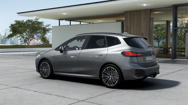 BMW 2-SERIE Active Tourer 225e xDrive M Sport Automaat / Panoramadak / Trekhaak / Sportstoelen / M Adaptief onderstel / Comfort Access / Head-Up / Adaptieve LED / Parking Assistant Plus