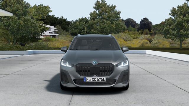 BMW 2-SERIE Active Tourer 225e xDrive M Sport Automaat / Panoramadak / Trekhaak / Sportstoelen / M Adaptief onderstel / Comfort Access / Head-Up / Adaptieve LED / Parking Assistant Plus