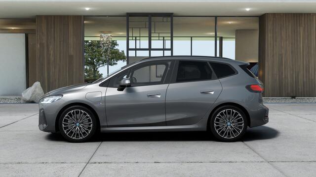 BMW 2-SERIE Active Tourer 225e xDrive M Sport Automaat / Panoramadak / Trekhaak / Sportstoelen / M Adaptief onderstel / Comfort Access / Head-Up / Adaptieve LED / Parking Assistant Plus