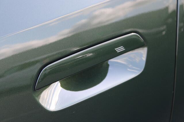 BMW 2-SERIE Active Tourer 218i Luxury Line Automaat / Panoramadak / Trekhaak / Sportstoelen / Achteruitrijcamera / Adaptieve LED / Comfort Access / Stoelverwarming / Widescreen Display