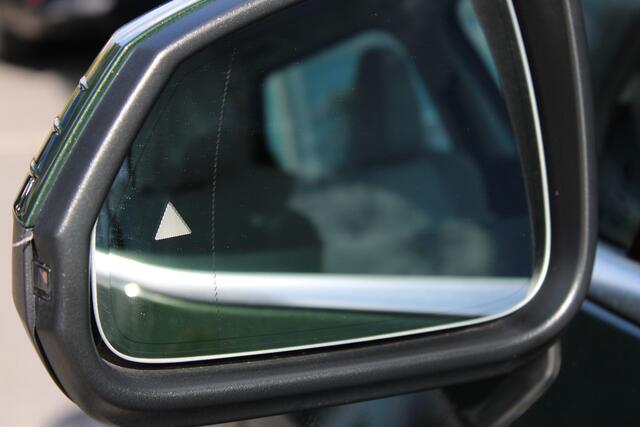 BMW 2-SERIE Active Tourer 218i Luxury Line Automaat / Panoramadak / Trekhaak / Sportstoelen / Achteruitrijcamera / Adaptieve LED / Comfort Access / Stoelverwarming / Widescreen Display