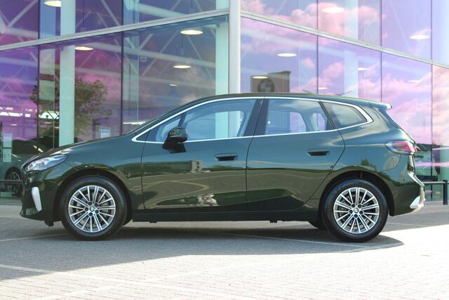 BMW 2-SERIE Active Tourer 218i Luxury Line Automaat / Panoramadak / Trekhaak / Sportstoelen / Achteruitrijcamera / Adaptieve LED / Comfort Access / Stoelverwarming / Widescreen Display